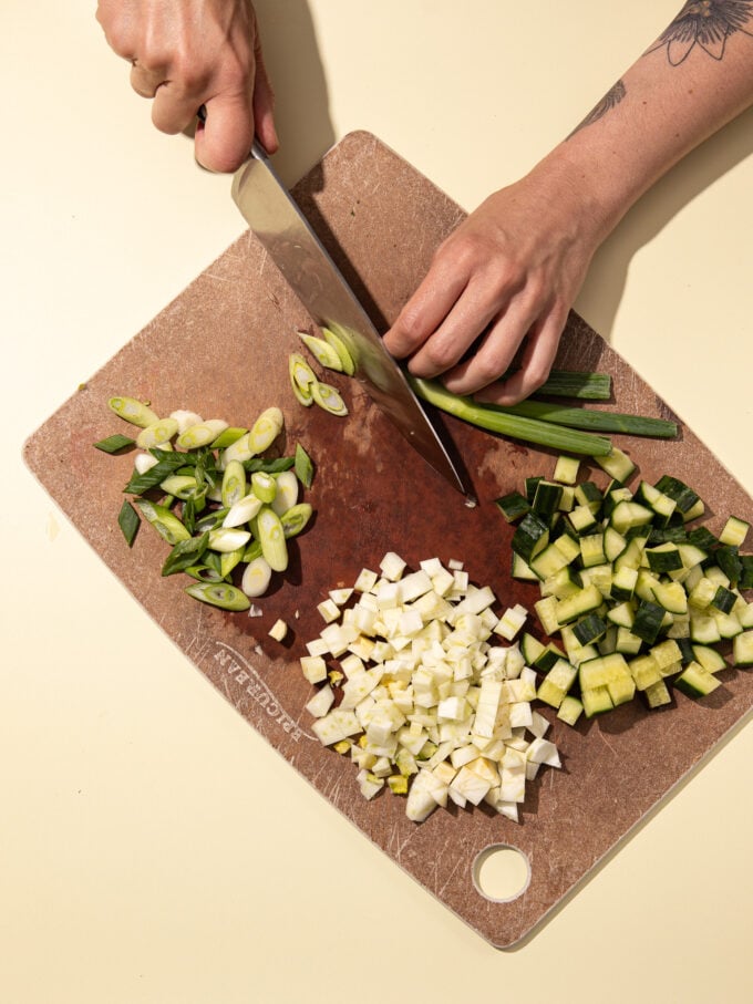 hand slicing green onion